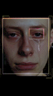 Persona con expresión seria y lágrima en mejilla derecha, rostro resaltado con diseño digital.