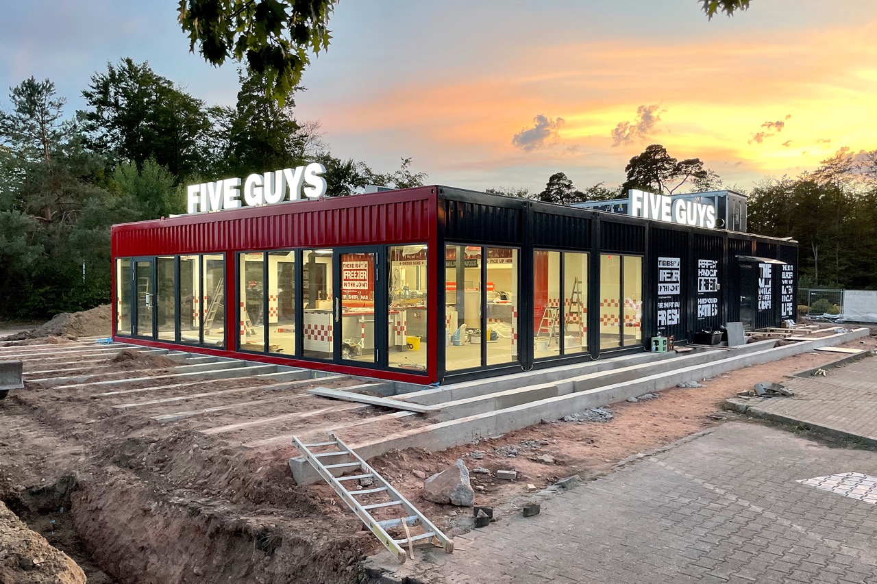 ROKA realisiert mit dem QUB® System einen Freestander für FIVE GUYS