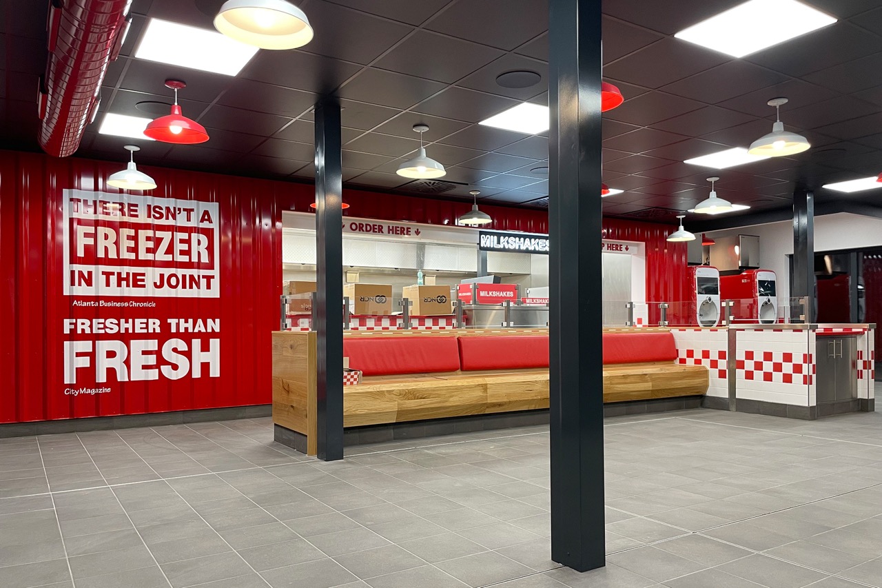 ROKA realisiert mit dem QUB® System einen Freestander für FIVE GUYS