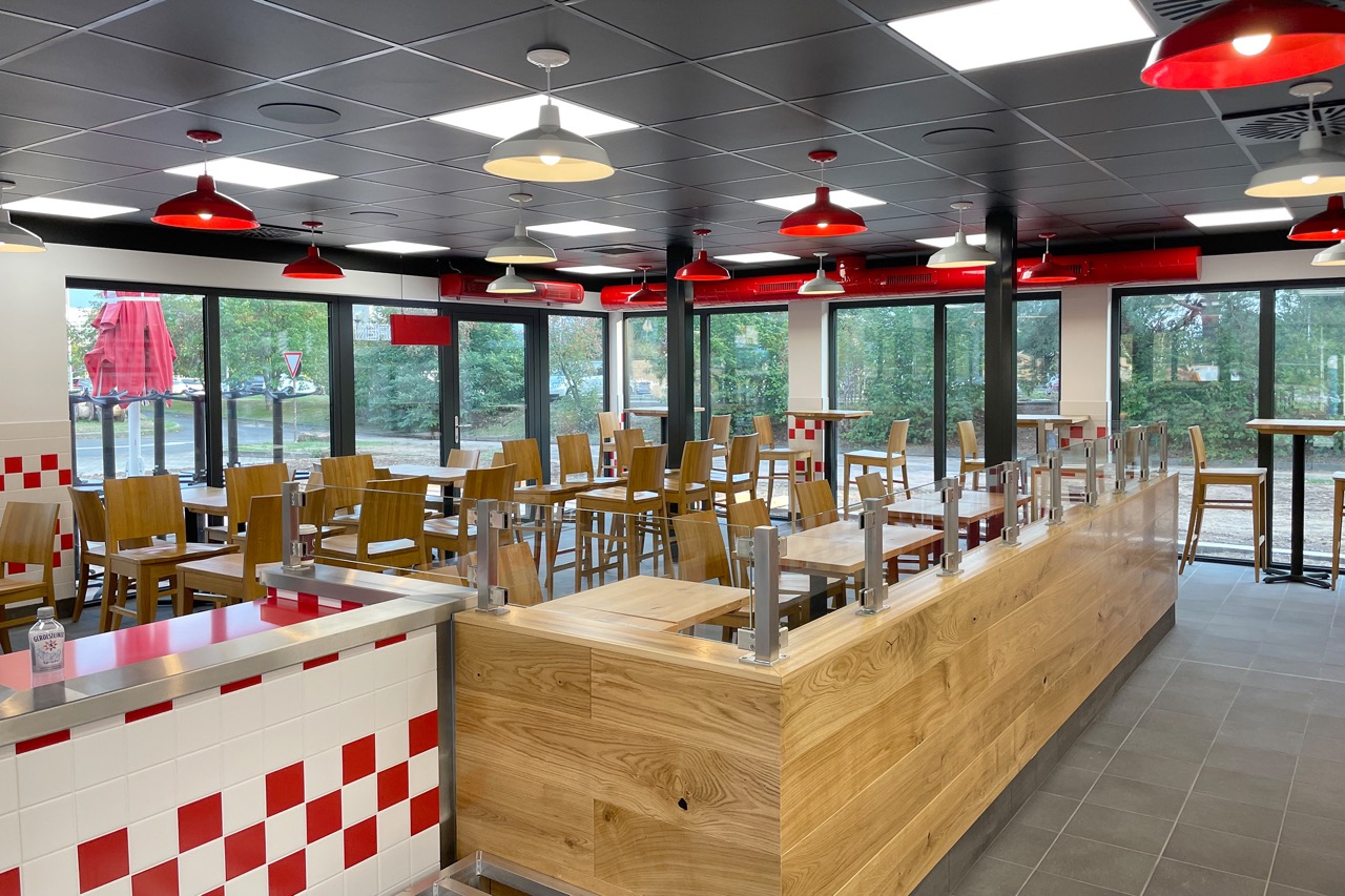 ROKA realisiert mit dem QUB® System einen Freestander für FIVE GUYS
