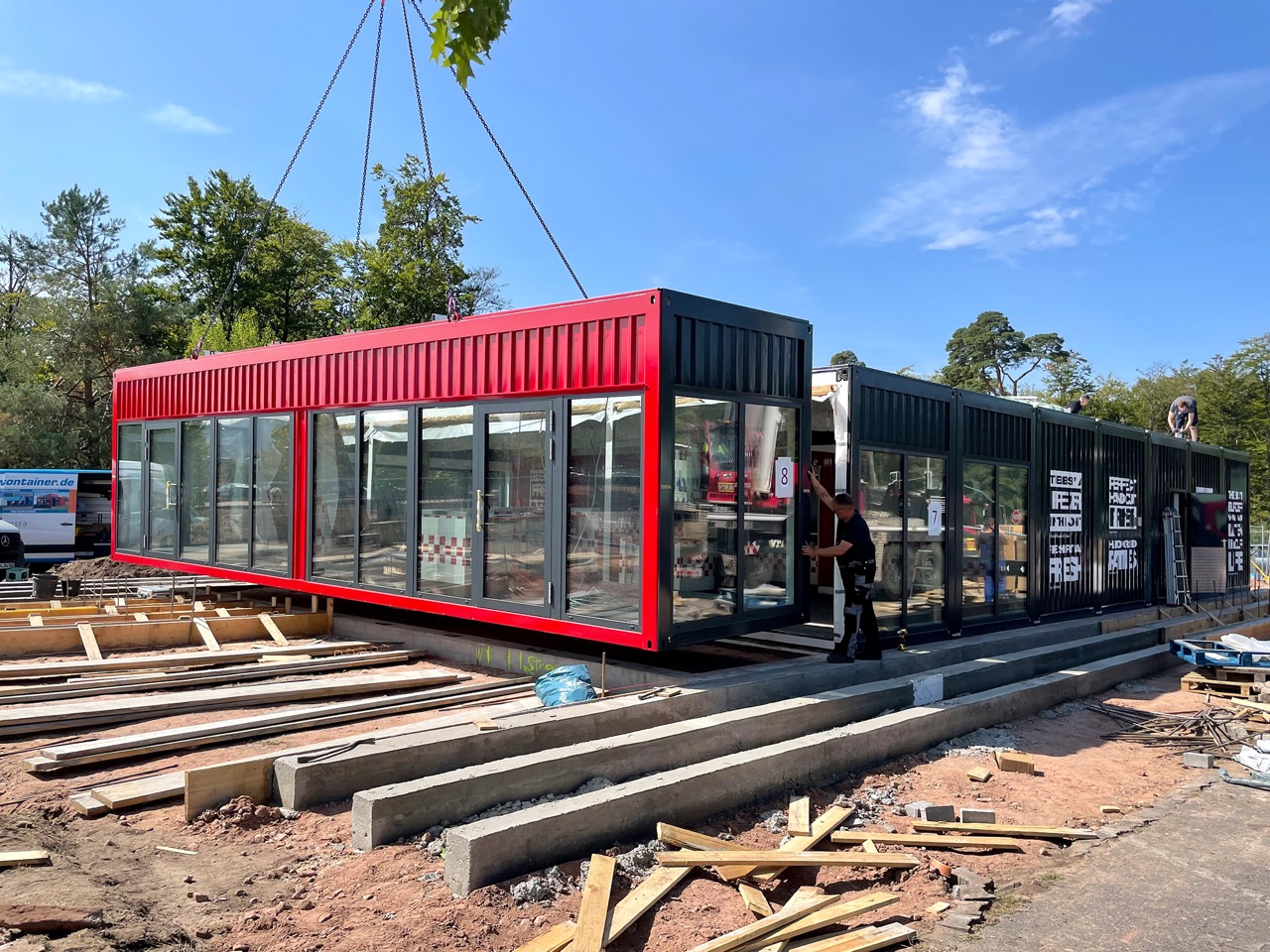 ROKA realisiert mit dem QUB® System einen Freestander für FIVE GUYS