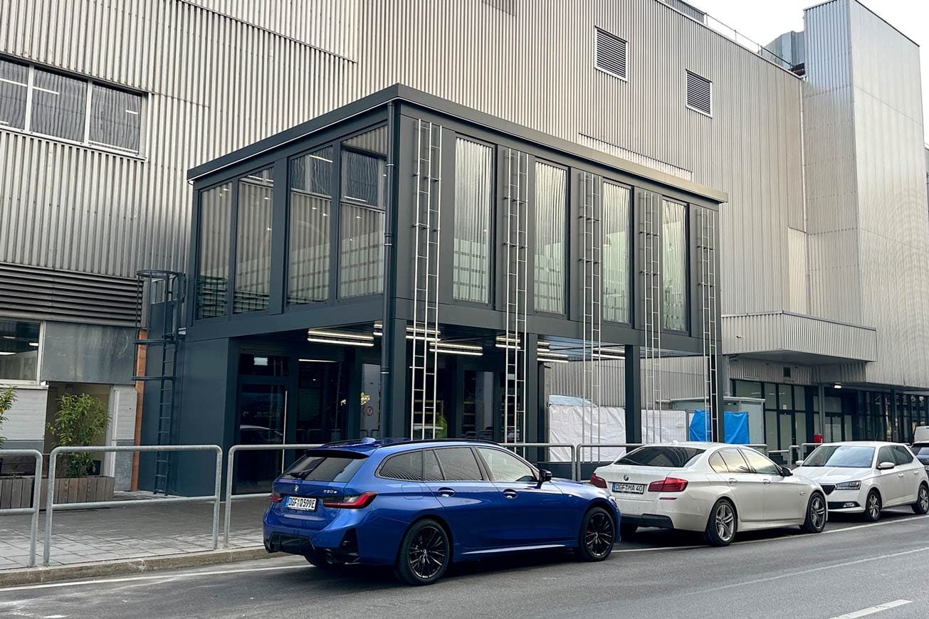QUB® Modulbau von ROKA für BMW. Zweistöckige Kantinenlösung in Dingolfing.