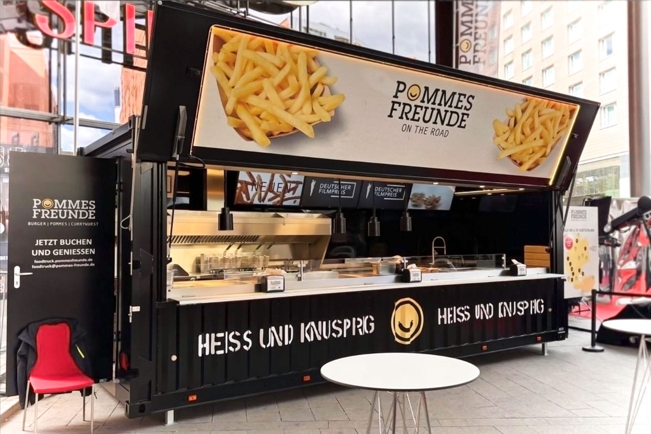 Modèle Contrailer de ROKA utilisé comme food truck pour les amateurs de frites à Berlin.