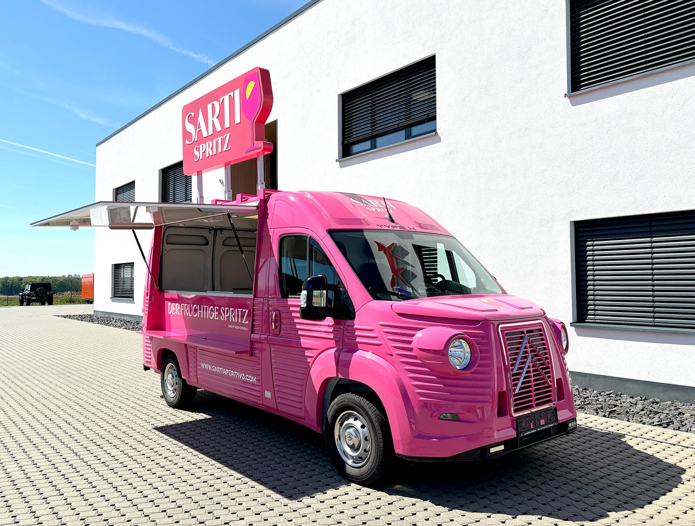Foodtruck au look HY-rétro de ROKA comme camion de vente pour Sarti Spritz