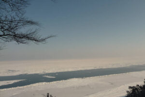 Blick vom Streckelsberg auf die zugefrorene Ostsee