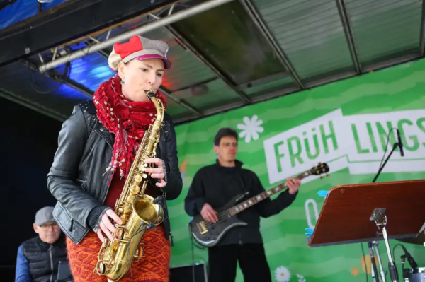 Dorothee Pilavas am Saxophon mit den JAZZIS beim Frühlingsfest in Oberhausen