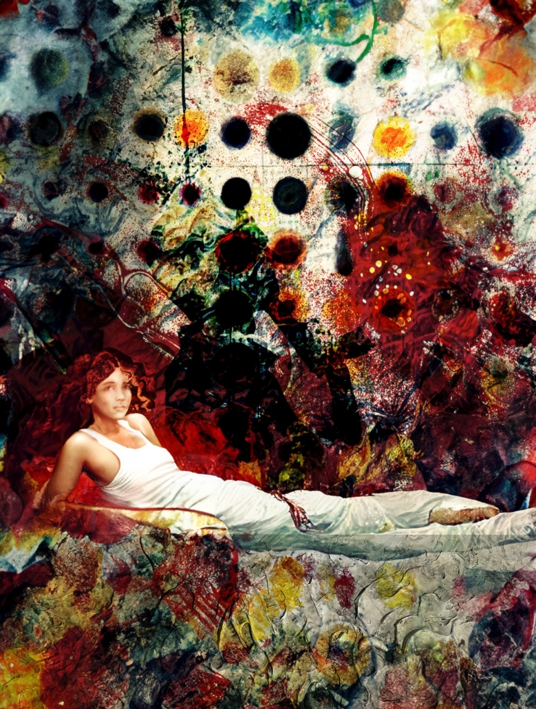 Mujer con vestido blanco recostada sobre superficie con fondo abstracto colorido de círculos.