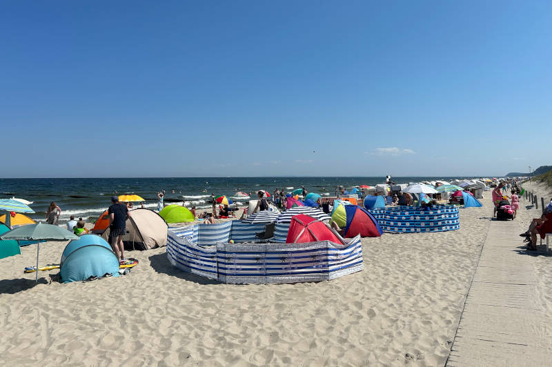 Windschutz und Strandmuscheln am Hauptstrand des Ostseebades Kölpinsee