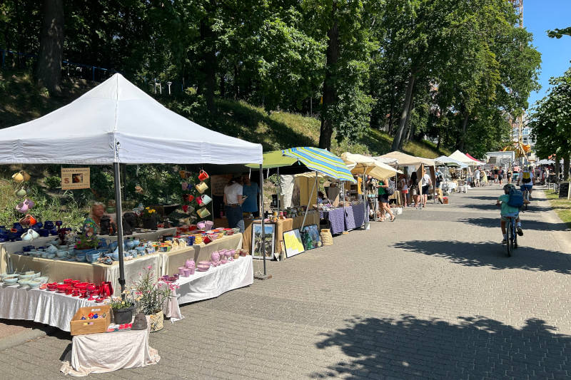 Töpfermarkt in der Strandstrasse des Seebades Kölpinsee