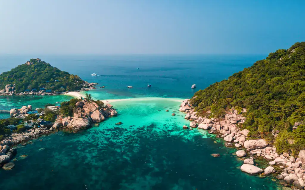 Scenic view of a rocky cliffside and bungalows on Koh Tao, an ideal location for a luxury MICE retreat or a bespoke DMC event.