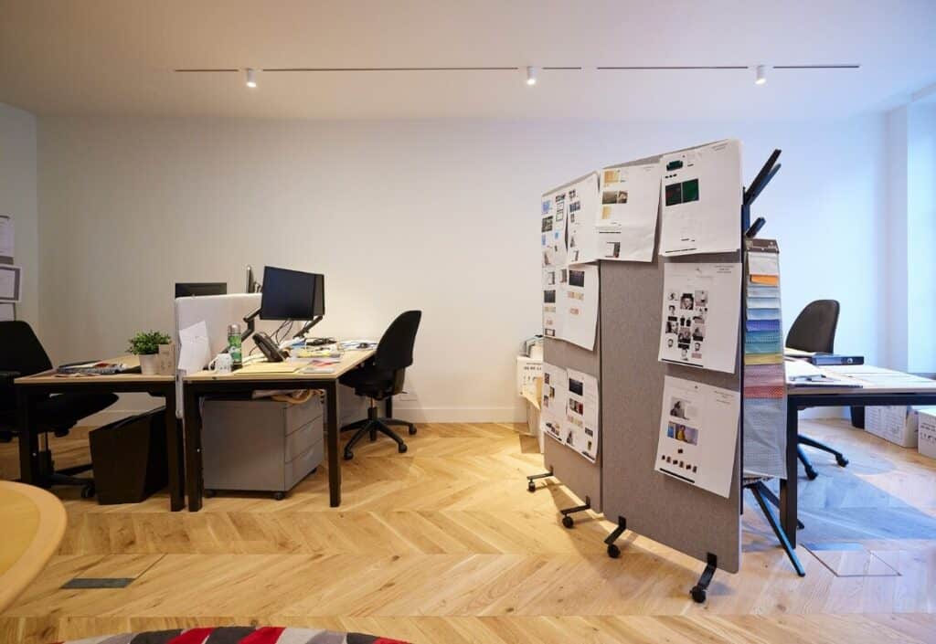 espace 3 postes de travail Et table de réunion