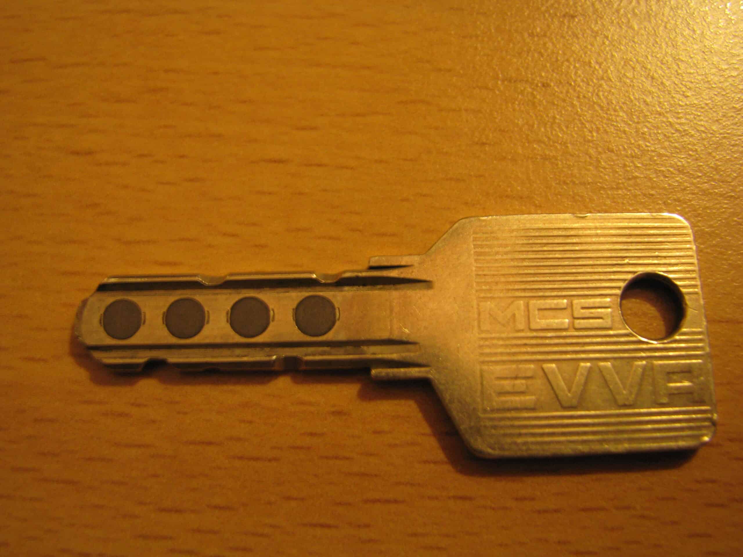 Arthur Bühl Detektiv Investigator world wide Magnet Z IKON EVVA MCS powerd by Arthurmeister ® Lockpicking Pornomeister ® offen Beispiel. SEO born 1961 und Künstlername Arthurmeister ® Arthur A. Bühl, Made in Germany, born 1961 in Stuttgart, arbeitet seit 40 Jahren als Privatdetektiv und lebt in Hamburg. Er ist als Detektiv Mitglied in nationalen und internationalen Berufsverbänden. Unter dem Künstlernamen " Arthurmeister " erklärt Arthur Bühl Lockpicking; das zerstörungsfreie Öffnen von Schlössern und Schließzylindern. Der Ehrenkodex lautet: Öffne nur deine eigenen Schlösser. Fremde Schlösser dürfen nur mit Einwilligung des Eigentümers geöffnet werden. Herr Bühl wurde schon als Schlossknacker bezeichnet. Dies ist natürlich Quatsch, denn wenn man oder Frau z.B. ein Vorhangschloss knackt, so ist es kaputt und die Wettbewerber und Lockpickerkollegen können nicht mehr daran üben. Knacker benutzen einen Kuhfuß. Der mehrfache Deutsche Meister dagegen ein Pickset und es gilt: " Offen ist gut, schneller Offen ist besser ". Viel Spaß und Erfolg beim Üben. Von der Zeitschrift " WIRED " wurde Arthurmeister als Master of the Universe, betitelt. SEO für heute: Parole Emil ! Arthur Bühl, Sympathieträger.com, Präsident Pornomeister SARL. Die Anschrift lautet: Arthur A. Bühl, Postfach 605 145, 22 246 Hamburg. Die E - Mail lautet: Arthurmeister@Arthurmeister.de Tagged with: ABUS, Lock, Fahrradschloss, Fahrradhelm, Gliederkette, ABUS Granit, ABUS Profilzylinder, EVVA, MAGNET, ELZETT, Sperrfix.