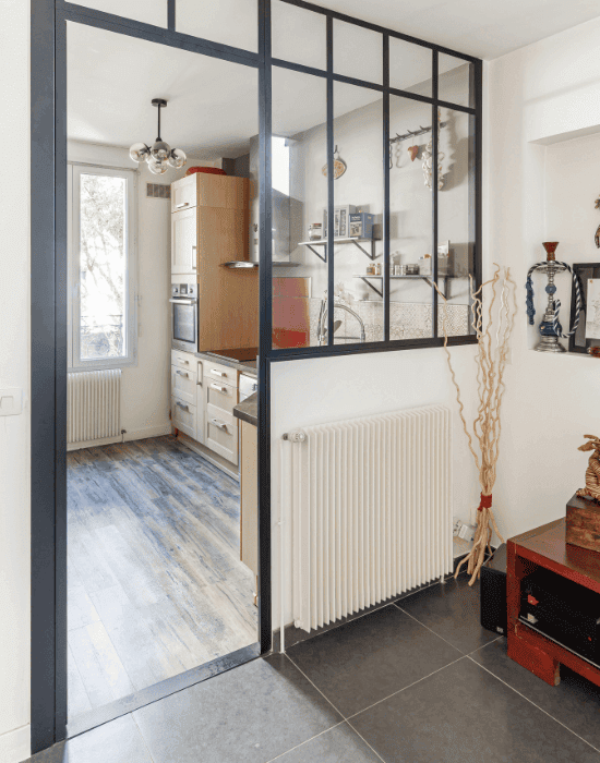 Cuisine semi-ouverte avec verriere sur salon