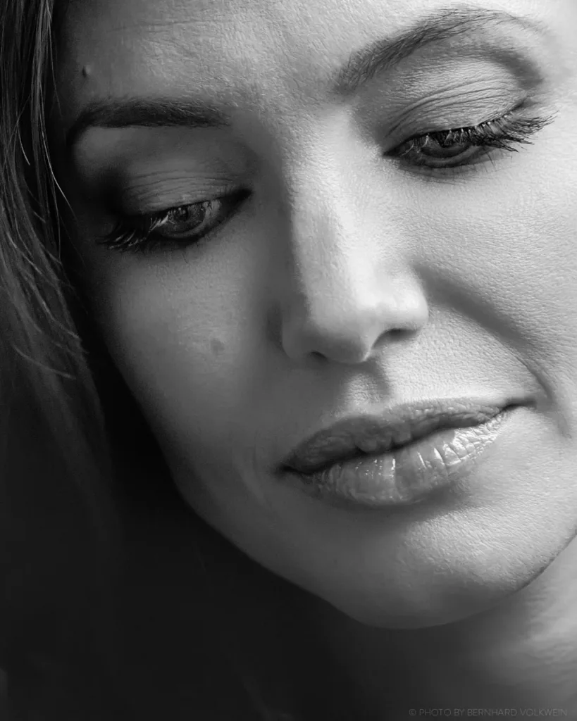 Emotional profile portrait of Angelina Jolie – soft lighting and sensual expressiveness.